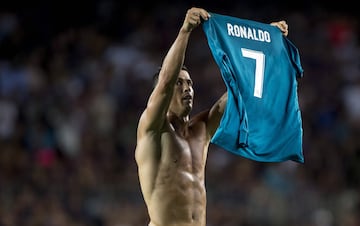 El portugués recibió doble amarilla durante el partido de ida de la Supercopa de España. La primera fue por quitarse la camiseta en la celebración de su gol, y la segunda, por fingir una falta, según interpretó el árbitro. Recibió la mayor sanción de su c