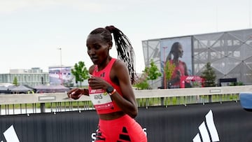 Ngetich pone su firma en la historia