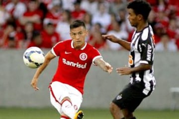 Charles Aránguiz participó del triunfo de Inter de Porto Alegre sobre Atlético Mineiro por 2-1.