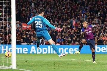 Arturo Vidal anota el 5-1 de cabeza en el partido del Clásico