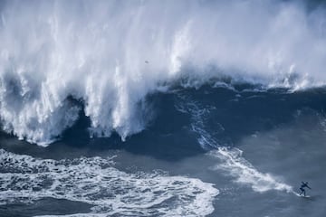 Las garras de Nazaré caen sobre un surfista en Praia do Norte, Nazaré (Portugal) el 25 de febrero del 2022.
