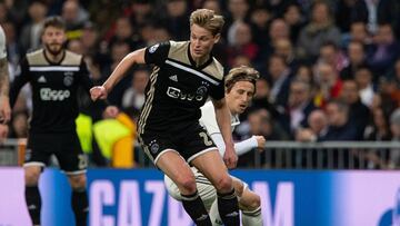 Frenkie De Jong en una jugada junto a Luka Modric durante el partido de vuelta de los octavos de la Champions entre el Real Madrid y el Ajax de &Aacute;msterdam (1-4). 