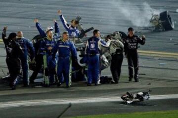 El accidente se produjo en la última vuelta de la carrera Coke Zero 400 de la Nascar. Los pilotos Denny Hamblin y Kevin Harvick se tocaron y el coche 3 que conducía Austin Dillon fue el más afectado.