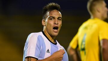Lautaro Martínez celebra un gol con la camiseta de Argentina.