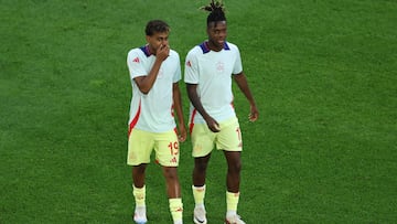 Lamine Yamal y Nico Williams durante un calentamiento con Espa?a.