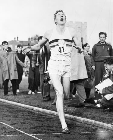 Bannister fue el primero en correr una milla por debajo de los 4 minutos (3 minutos y 59,4 segundos). En la fotografía se puede apreciar al corredor entrando por línea de meta. El atleta británico fue el primer hombre en ser denominado como deportista del año por la revista Sports Illustrated. 