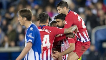 El Atl&eacute;tico en pi&ntilde;a celebra el gol de Costa, 0-2, en Vitoria.