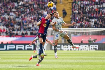 Dursmo choque de cabezas entre el jugador del Barcelona, Gavi, y el jugador del Alavs Toms Conechny.