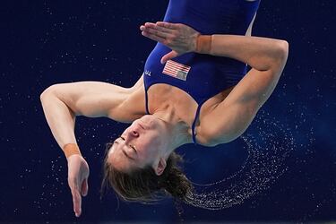 En los Mundiales de acuáticos de Singapur se siguen batiendo nuevos récords y cada jornada deja imágenes para el recuerdo. El 31 de julio se disputó la final femenina de saltos de 10m y la estadounidense Bayleigh  Cranford (en la imagen) llamó la atención de los fotógrafos. La estela de gotas que deja su pelo parece una constelación de estrellas en el firmamento.