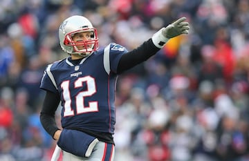 Tom Brady sabe dónde está la fuente de la eterna juventud y no nos quiere decir. Eso no es justo. Con 40 años de edad, el quarterback de los Patriots encabeza la carrera por el MVP, Jugador Ofensivo del Año, el Oscar, el Grammy y un MTV Award. El tipo está jugando así de bien. Es líder en yardas aéreas, pases completos, yardas por juego y es el campeón vigente con la mira puesta en un sexto anillo.   Pero no es el único veterano que sigue rindiendo a un nivel espectacular. No muy lejos de él se encuentra Drew Brees, quien este año recibió como regalo una de las pocas cosas que no tenía: respaldo de una ofensiva terrestre. Gracias a Alvin Kamara y Mark Ingram, los Saints han dejado de colgar sus esperanzas en el brazo derecho del próximo a cumplir los 39 años de edad. No por lanzar menos se ha vuelto menos espectacular. Llegó a 12 temporadas consecutivas con al menos 4,000 yardas, completa casi el 72% de sus pases y tiene apenas ocho intercepciones en 506 pases. Nada mal.   Un poco más joven, pero un Matusalén para los estándares de la posición, Larry Fitzgerald, de 34 años sigue dominando. Con 101 recepciones consiguió su quinta temporada superando el centenar y tercera de forma consecutiva. Es segundo en la NFL en ese departamento, tiene seis touchdowns y sus 1,101 yardas lo ubican como el octavo mejor de la liga. Todo eso con un “Frankenstein” de Carson Palmer, Drew Stanton y Blaine Gabbert del otro lado de los pases.