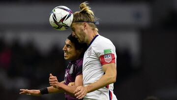 US football player Walker Zimmerman (R) vies for the ball with Mexico's Erick Gutierrez (L) during their FIFA World Cup Concacaf qualifier match at the Azteca stadium in Mexico City, on March 24, 2022. (Photo by ALFREDO ESTRELLA / AFP)