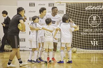 El jugador brasileño participó de una extensa sesión de fotos para la marca Gaga Milano en Japón. Posó como un modelo, tocó música y jugó al fútbol con los niños de la escuela del Real Madrid.