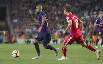 El chileno jugó desde la partida ante Girona, aportó con una asistencia en el gol de Lionel Messi, pero fue reemplazado en el complemento. El duelo terminó 2-2.