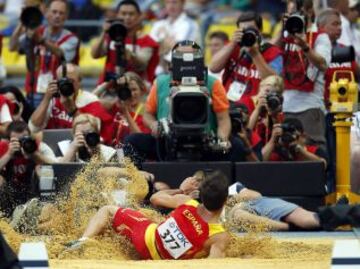 El atleta español Eusebio Cáceres durante uno de sus saltos en la final de salto de longitud de los Mundiales de Atletismo Moscú 2013 que se celebran en el Estadio Olímpico Luzhnikí