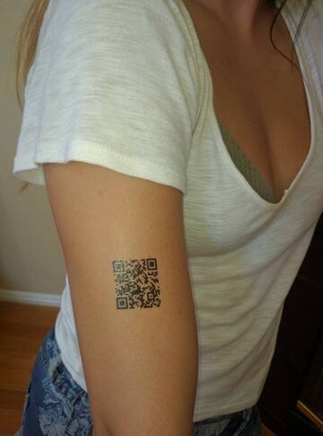 EL c&oacute;digo QR en forma de tattoo temporal que las bailarinas del Legends Room llevan