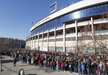 El estadio Vicente Calderón presenta un magnífico aspecto minutos antes de la presentación de Fernando Torres como nuevo jugador del Atlético de Madrid.