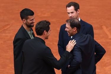Roger Federer, Novak Djokovic y Andy Murray acompañan a Rafa Nadal durante su homenaje. 
  