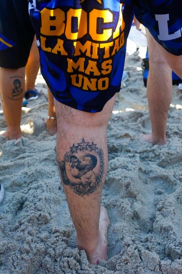 Vista del tatuaje de Lionel Messi de un aficionado de Boca Juniors durante una concentración de aficionados al margen del Mundial de Clubes de la FIFA 2025 en North Beach Oceanside Park.