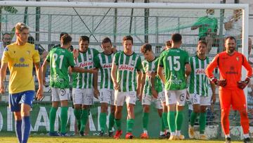 G&uacute;iza es felicitado por sus compa&ntilde;eros tras anotar el 1-0. 