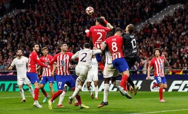 1-1. Falta en la frontal de área que lanza Luka Modric, Jan Oblak falla en la salida y despeja el balón dentro de su propia portería.