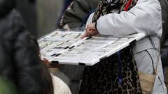 Una personas compra un d&eacute;cimo de loter&iacute;a de Navidad a una vendedora ambulante cuando quedan menos de tres semanas para el Sorteo Extraordinario de la Loter&iacute;a de Navidad, a 7 de diciembre de 2021, en Madrid (Espa&ntilde;a). Como cada a&ntilde;o, la Loter&iacute;a de Navidad se celebra el pr&oacute;ximo 22 de diciembre en el Colegio de San Ildefonso. La gran novedad del sorteo de este 2021 es que todos los premios de hasta 2.000 euros se podr&aacute;n cobrar a trav&eacute;s de Bizum y en bancos compatibles. Este a&ntilde;o el sorteo repartir&aacute; un total de 2.408 millones de euros, la misma cantidad que el a&ntilde;o anterior. El primer premio, denominado &lsquo;El Gordo&rsquo;, ser&aacute; de 400.000 euros.
 07 DICIEMBRE 2021;PREMIO;22 DE DICIEMBRE;NAVIDAD;SORTEO DE NAVIDAD;BOLETOS;NUMEROS;LOTERIA;DINERO
 Eduardo Parra / Europa Press
 07/12/2021