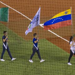 Abanderada de Venezuela se desmaya durante ceremonia del WBC2017