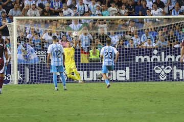 Alfonso Herrero en el momento de parar el penalti a Quiles.