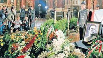 <b>POLÍTICA Y DEPORTE. </b>Las autoridades de la política y del deporte despidieron ayer Puskas en la Basílica de San Esteban. El ataúd estaba custodiado por una guardia de honor.