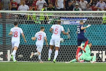 1-1. Karim Benzema marca el primer gol.