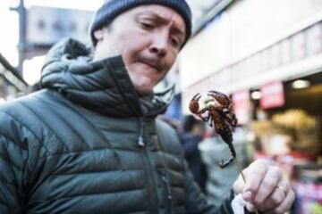 Donde fueres, haz lo que vieres. Y así es como de le Rue no dudó en probar una de las delicias culinarias locales.