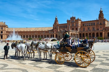 El excapitán del Atlético de Madrid, Gabi, y el excentrocampista de la Real Sociedad, Xabi Prieto, trasladan, en coche de caballo, la Copa del Rey al Palacio de San Telmo en Sevilla. 
