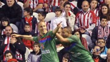 El delantero del Levante, Juanlu (i), celebra el &uacute;ltimo gol en un partido oficial en San Mam&eacute;s.
