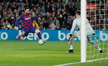 El jugador del Barcelona, Leo Messi, ante el portero de la Real Sociedad, Remiro, en una clara ocasi¨®n de gol.