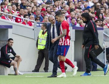 Vitolo se marchó lesionado en el primer tiempo.