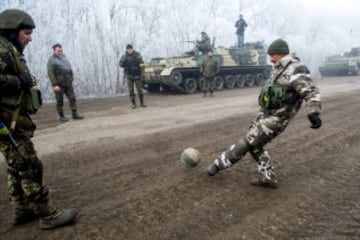 Soldados jugando al fútbol en pleno alto al fuego.