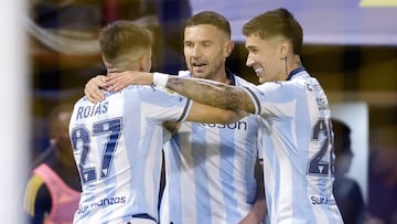 Los jugadores de Racing celebran el gol de Maravilla Martínez conta Boca.