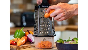 Este rallador 6 en 1 evita que manches la cocina gracias a su contenedor incorporado