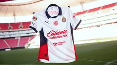 Chivas presenta su uniforme para el Apertura 2024 con nuevo patrocinador
