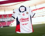Chivas presenta su uniforme para el Apertura 2024 con nuevo patrocinador