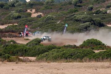 El piloto madrileño sufrió un tremendo accidente al ser embestido por el piloto Johan Kristofferson durante el Rally de Cerdeña. Sainz, pudo salir por su propio pie. 