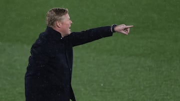 MADRID, 10/04/2021.- El t&eacute;cnico holand&eacute;s del FC Barcelona, Ronald Koeman, durante el encuentro correspondiente a la jornada 30 de primera divisi&oacute;n que disputan hoy S&aacute;bado frente al Real Madrid en el estadio Alfredo Di St&eacute