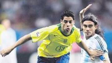 <b>RÁPIDO Y CON GRAN REGATE. </b>Cicinho se escapa de Sorín, con el que se encontrará en Villarreal.