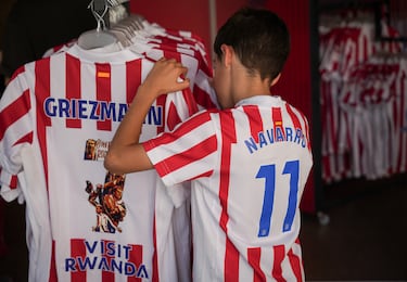 Aficionados del Atlético de Madrid animan el ambiente en Sevilla.