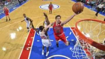 Pau Gasol anota una bandeja durante un partido ante los Sixers.