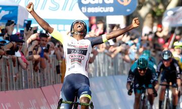 Biniam Girmay celebra su victoria en el Giro de Italia.