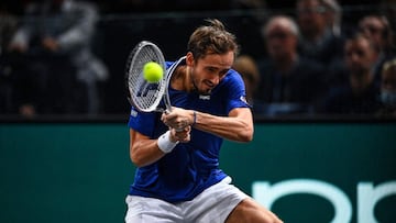 Daniil Medvedev ejecuta un revés en el Masters de París-Bercy.