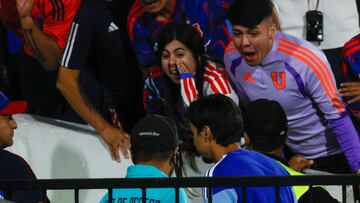 Los hinchas de la U pidieron la salida de Francisco Meneghini y así reaccionó el DT en vivo