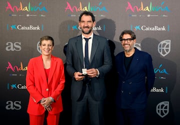 Elisa Aguilar, presidenta de la Federacin Espa?ola de Baloncesto y Vicente Jimnez, Director del Diario AS con
Jorge Garbajosa, Presidente @Eurobasket FIBA.