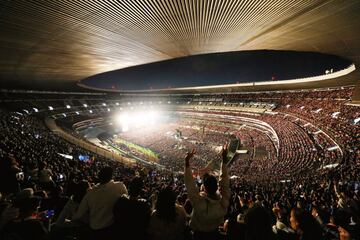 Sir Paul McCartney llena de sentimiento y música el Estadio Azteca, más de 80 mil asistentes a su concierto coreando canciones como Let it be y Yesterday y el sonido es impresionante, una noche mágica engalana la presencia de un gran músico y artista británico, el gran Paul McCartney.