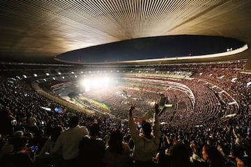 Sir Paul McCartney llena de sentimiento y música el Estadio Azteca, más de 80 mil asistentes a su concierto coreando canciones como Let it be y Yesterday y el sonido es impresionante, una noche mágica engalana la presencia de un gran músico y artista británico, el gran Paul McCartney.